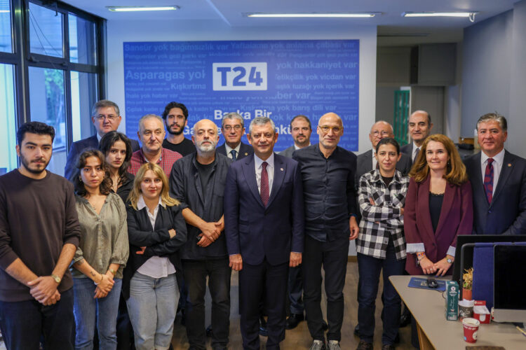 Kapatma kararı verilen T24’e Özgür Özel’den dayanışma ziyareti