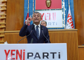 Özgür Özel'den Esenyurt kayyımına sert suçlama: “Sağ kolunun evinden 62 daire parası çıktı!”