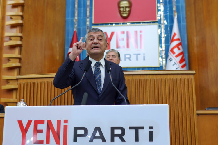 Özgür Özel'den Cemil Tugay'a sert çıkış: Bu elim kırılsaydı da aday yapmasaydım