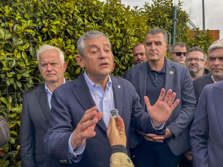 Özgür Özel'den Halk TV'ye kayyım kararına sert tepki: Birilerinin sonu geldi, biz daha yeni başlıyoruz