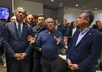 Özgür Özel'den, kayyım atanan Halk TV’ye dayanışma ziyareti