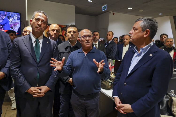 Özgür Özel'den, kayyım atanan Halk TV’ye dayanışma ziyareti