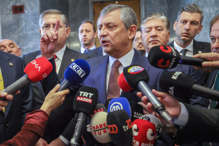 Özgür Özel'den Ahmet Taner Kışlalı anmasında dikkat çeken söz: “İktidar partisinin genel başkanı olarak geleceğim!”