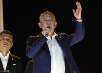 Özgür Özel'den Halk TV önünde sert çıkış! “Bu, bir kanalı savunmaktan fazlasıdır!”
