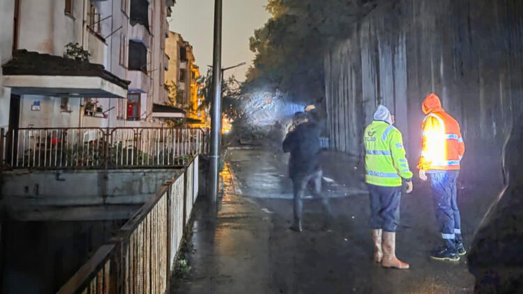 Zonguldak'ta sağanak sonrası istinat duvarı çöktü! Park halindeki 3 araç hasar gördü