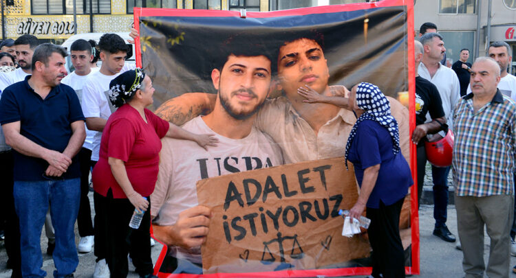 Adana'daki ölümlü kazada tahliye kararına ailelerden sert tepki: "Bu bir trafik kazası değil, cinayet!"