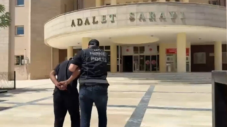 Narkotik ekiplerinden otobüse şok baskın: Valizdeki giysilerin arasından zehir fışkırdı