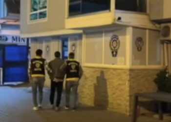 İş yerinin önünden aldığı mont ve pantolonla kaçtı, Yakalanınca, 'Alkollüydüm' dedi