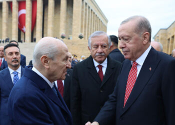 Cumhurbaşkanı Erdoğan'dan Anıtkabir'deki törende 'KAAN' desenli kravat tercihi