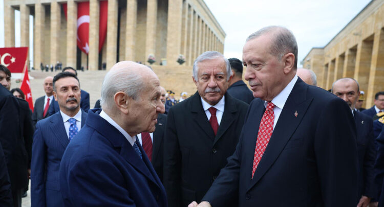 Cumhurbaşkanı Erdoğan'dan Anıtkabir'deki törende 'KAAN' desenli kravat tercihi