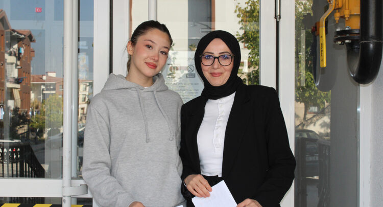 Malatya'da anne-kızın KPSS heyecanı: Aynı okulda ayrı sıralarda ter döktüler