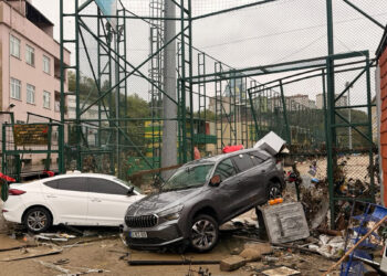 Ayazağa’da facianın eşiğinden dönüldü: Suda sürüklenen araçtaki 6 kişi son anda kurtarıldı