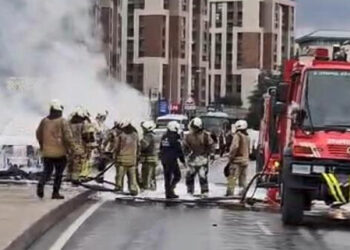 Alibeyköy'de araç alev alev yandı: Ekiplerin müdahalesiyle söndürüldü