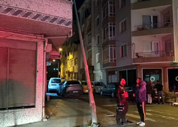 2 araca çarpan sürücü otomobilini bırakıp kaçtı; 1 kişi yaralandı