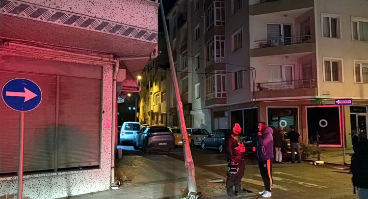 2 araca çarpan sürücü otomobilini bırakıp kaçtı; 1 kişi yaralandı