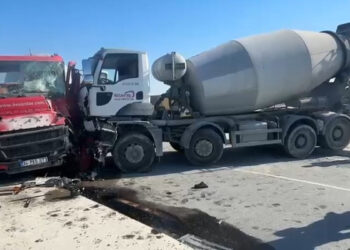 Avcılar’da iki beton mikseri çarpıştı; yaralı şoför hastaneye kaldırıldı