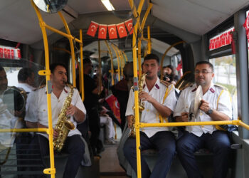 Belediye otobüsünde bando sürprizi: Cumhuriyet marşlarıyla yolculuk yaptılar