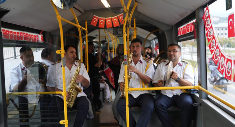 Belediye otobüsünde bando sürprizi: Cumhuriyet marşlarıyla yolculuk yaptılar