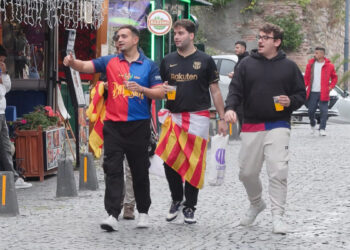 Barcelona taraftarları Sultanahmet Meydanı'nda toplandı, renkli görüntüler oluşturdular