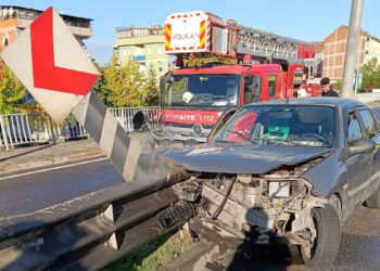 İnegöl'de bariyerlerin saplandığı otomobildeki çift yaralandı