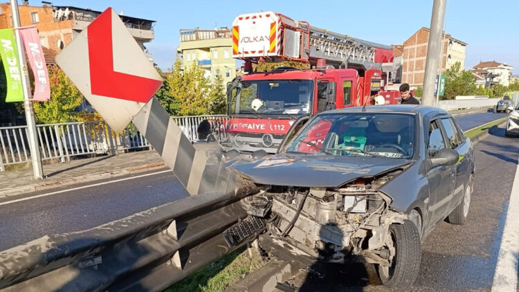 İnegöl'de bariyerlerin saplandığı otomobildeki çift yaralandı