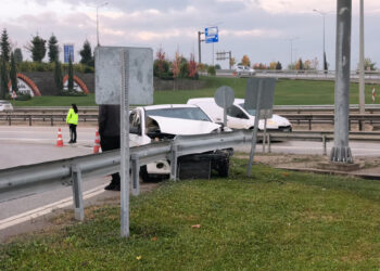 İnegöl'de bariyerlere çarpan otomobilin sürücüsü yaralandı