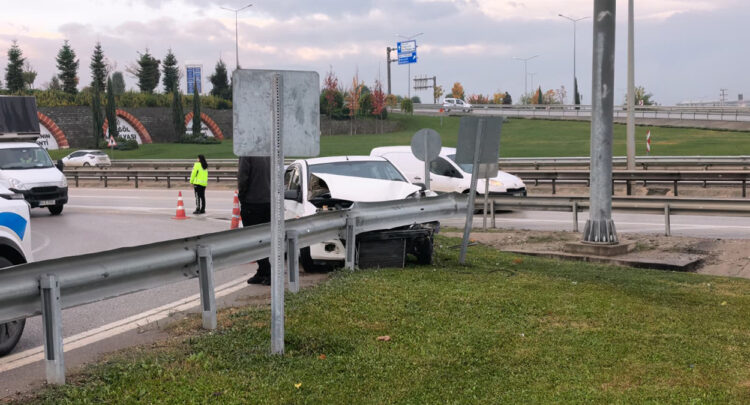 İnegöl'de bariyerlere çarpan otomobilin sürücüsü yaralandı
