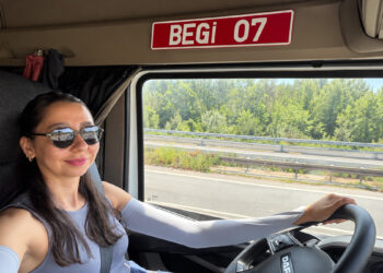 Direksiyonda bir kadın, kabinde bir hayat: Memuriyeti bırakıp Avrupa’da TIR şoförü oldu