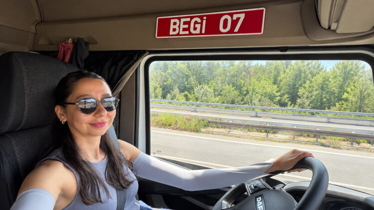 Direksiyonda bir kadın, kabinde bir hayat: Memuriyeti bırakıp Avrupa’da TIR şoförü oldu