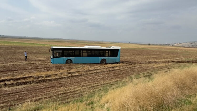 Belediye otobüsü sürücüsü kontrolü kaybetti, tarlaya girdi