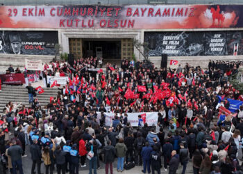 Beşiktaş’ta Cumhuriyet yürüyüşü düzenlendi: Taraftar grubu da katıldı