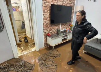 Beykoz’da su basan ev çamur içinde kaldı: "Yardım talep ediyorum"
