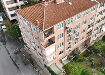 Eyüpsultan'da tahliye edilen binanın kolonlarındaki hasar görüntülendi
