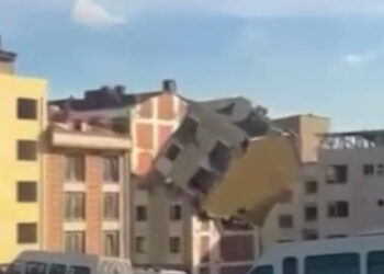 Bayrampaşa'da korkutan manzara: Yıkımı yapılan binanın bir bölümü askıda kaldı