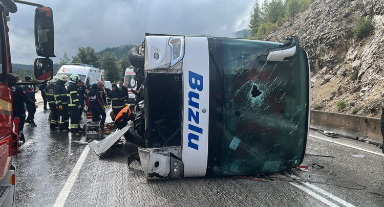 Isparta-Antalya kara yolunda yolcu otobüsü devrildi: Ölü ve yaralılar var!