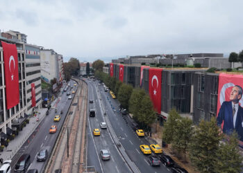 İstanbul'da Türk bayraklarıyla donatılan caddeler havadan görüntülendi