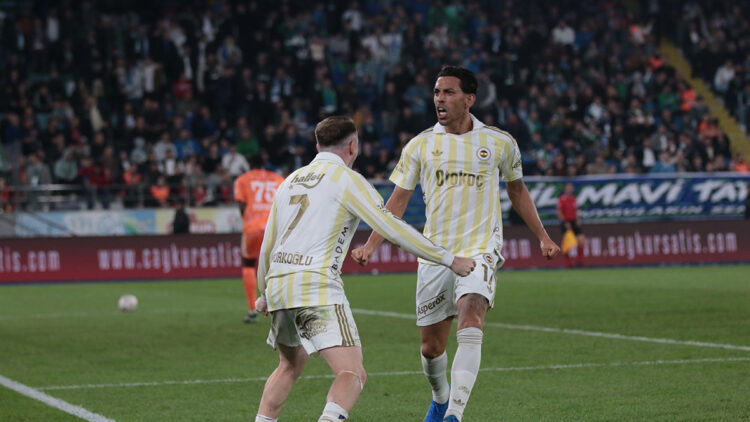 Çaykur Rizespor-Fenerbahçe maç sonucu: Fenerbahçe deplasmanda 3 golle kazandı!