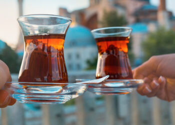 "Affet İsyanım Benim": İnsanın kendi kusuruyla barışıp bir çayla yıkanması