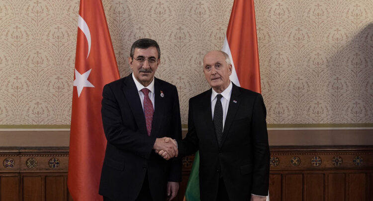 Cumhurbaşkanı Yardımcısı Cevdet Yılmaz, Macaristan Cumhurbaşkanı Baka ile bir araya geldi