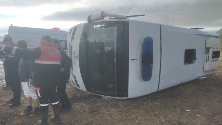 Cezaevi nakil aracı devrildi: 2'si jandarma personeli 3 kişi yaralandı