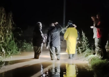 Kocaeli'nde cip dereye düştü: Sürücü kurtuldu, kayıp 2 kişi aranıyor