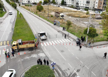 Mülkiyet davası bitti, yol ortadan ikiye bölündü: Kütahya'da 110 metrelik caddeye çit çekildi