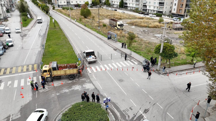 Mülkiyet davası bitti, yol ortadan ikiye bölündü: Kütahya'da 110 metrelik caddeye çit çekildi