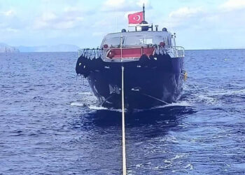 Datça açıklarında sürüklenen tekne kurtarıldı, Palamutbükü'nde demirletildi
