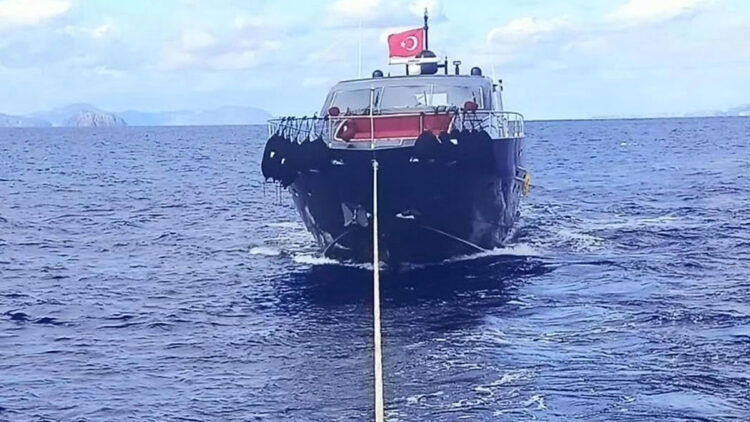 Datça açıklarında sürüklenen tekne kurtarıldı, Palamutbükü'nde demirletildi