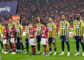 Fenerbahçe derbide mağlup olarak zirvenin 6 puan gerisinde kaldı: Galibiyet serisi derbide sonlandı