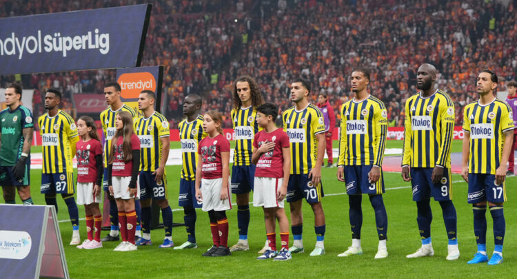 Fenerbahçe derbide mağlup olarak zirvenin 6 puan gerisinde kaldı: Galibiyet serisi derbide sonlandı