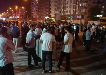 Batman’da otomobilin çarptığı 2 kişi yaralandı; mahalleli yolu trafiğe kapattı