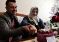 Çocukluğundan beri doğum günü kutlanmayan 85 yaşındaki Asuman Atasever’e pastalı sürpriz