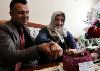 Çocukluğundan beri doğum günü kutlanmayan 85 yaşındaki Asuman Atasever’e pastalı sürpriz